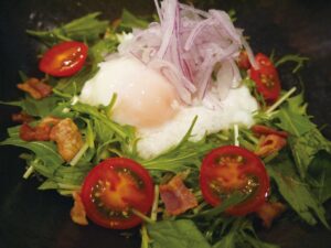 水菜とトロロ芋の温玉のせサラダ